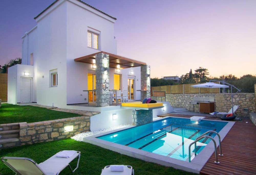 Βίλα Aada - Moderne Komfortvilla Mit Eigenem Pool Λούτρα